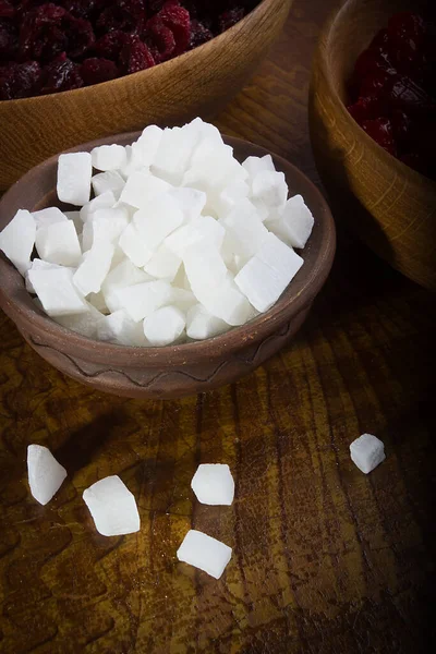 Frutas Coco Cristalizadas Uma Tigela Barro Uma Mesa Madeira — Fotografia de Stock