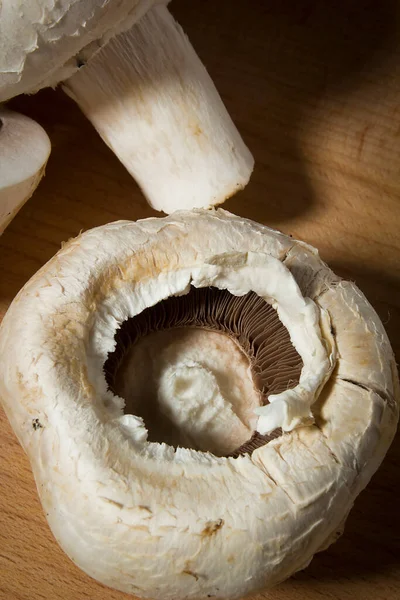 Champignons Aus Frischen Pilzen Hautnah Auf Einer Holzoberfläche — Stockfoto