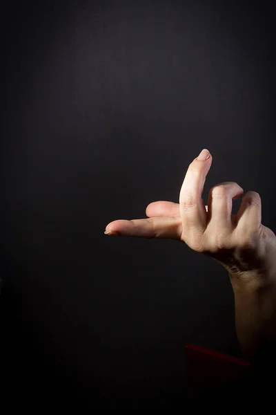 Mano Femenina Con Dedo Índice Sobresaliente Sobre Fondo Negro — Foto de Stock