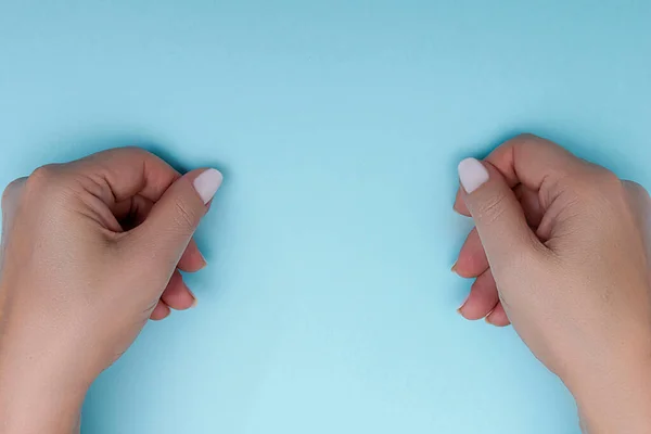 Mãos Femininas Gestos Fundo Azul — Fotografia de Stock