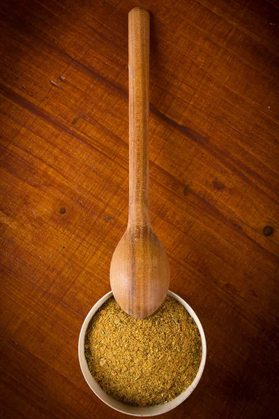 Especia Amarilla Tazón Madera Con Una Cuchara Madera Sobre Mesa —  Fotos de Stock