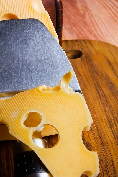 Käse Und Käsemesser Auf Holzschneidebrett — Stockfoto