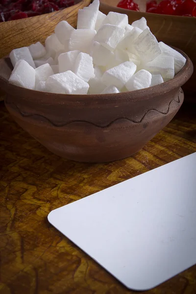 Frutas Coco Cristalizadas Uma Tigela Barro Uma Mesa Madeira — Fotografia de Stock