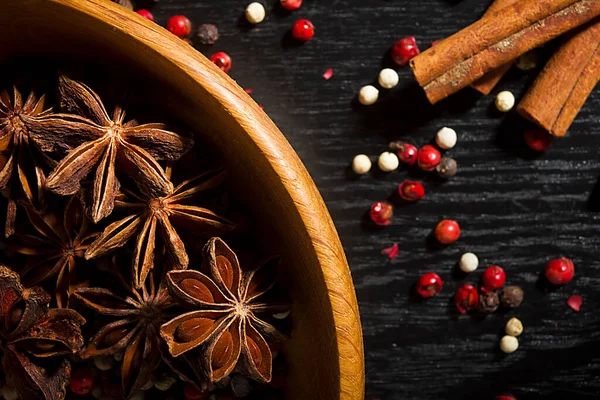 Anís Estrellas Granos Pimienta Plato Madera —  Fotos de Stock