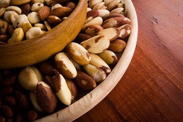 木の鉢に様々なナッツのセット — ストック写真