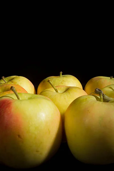 Mele Mature Fresche Biologiche Sfondo Nero — Foto Stock