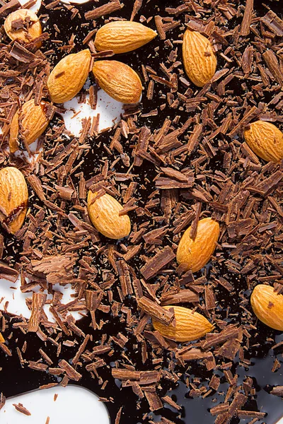 Mandel Riven Och Flytande Choklad Vit Bakgrund — Stockfoto