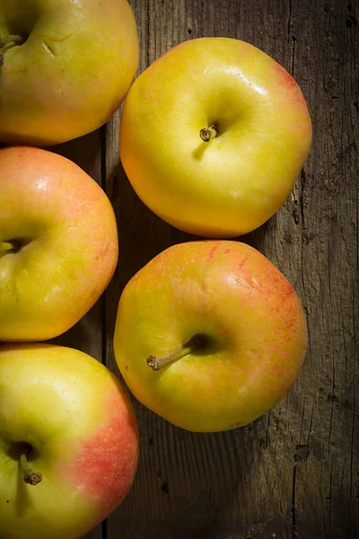 Viele Reife Äpfel Auf Einer Alten Holzoberfläche — Stockfoto