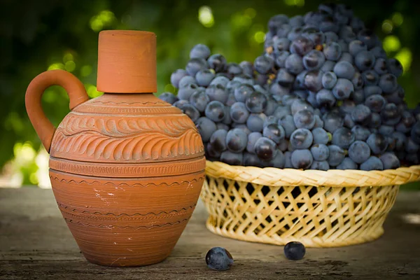 外面装酒和葡萄的黏土壶 — 图库照片