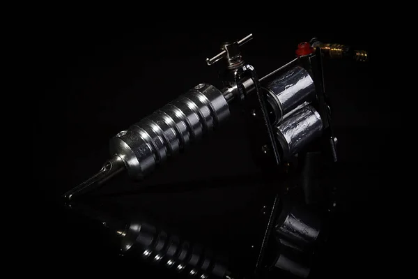 Машина Татуировки Черной Отражающей Поверхности — стоковое фото