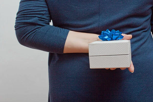 Mujer Con Regalo Sus Espaldas Sobre Fondo Blanco — Foto de Stock