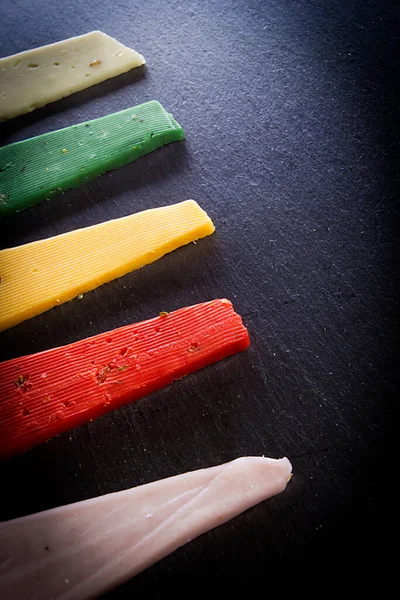 Pedaços Queijos Coloridos Fundo Madeira Preta — Fotografia de Stock
