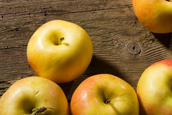 Πολλά Ώριμα Μήλα Μια Παλιά Ξύλινη Επιφάνεια — Φωτογραφία Αρχείου