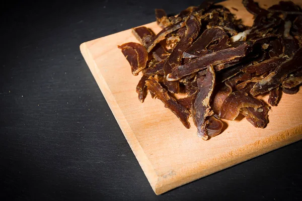 Carne Seca Cortada Uma Tábua Corte Madeira — Fotografia de Stock