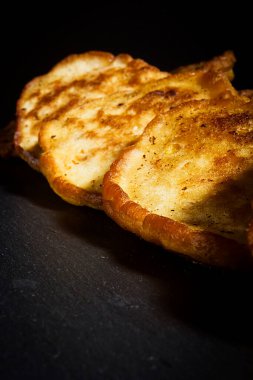 Tahtada mısırlı taze gözleme.