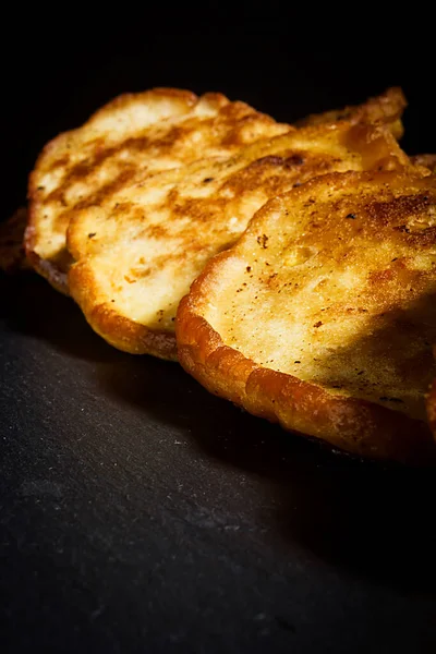 Frische Pfannkuchen Mit Mais Auf Einem Holzbrett — Stockfoto