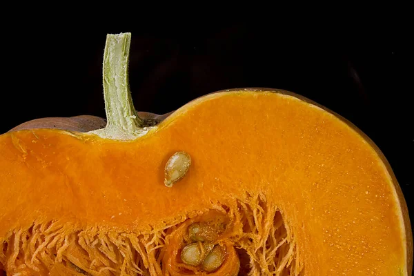 Couper Citrouille Orange Mûre Près Sur Fond Noir — Photo