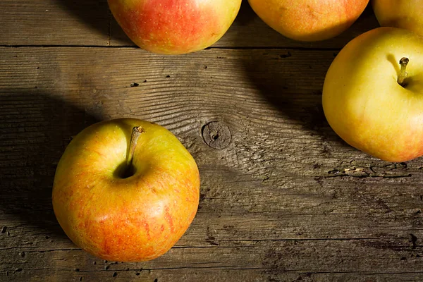 Montones Manzanas Maduras Una Superficie Madera Vieja —  Fotos de Stock