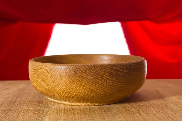 赤と白の背景に木製のテーブルの上にプレート — ストック写真