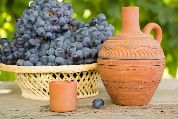 Lerkanna Med Vin Och Druvor Utomhus — Stockfoto