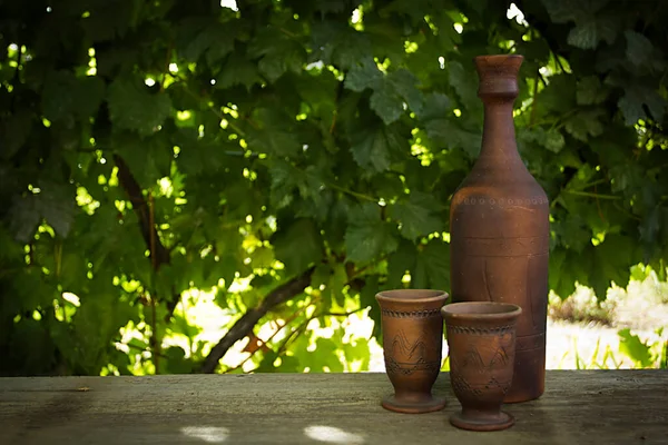 Vin Lerflaska Och Glas Utomhus — Stockfoto