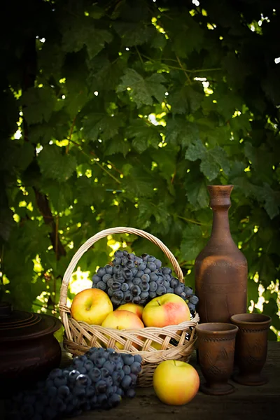 Bodegón Otoño Con Frutas Cerámica Aire Libre —  Fotos de Stock