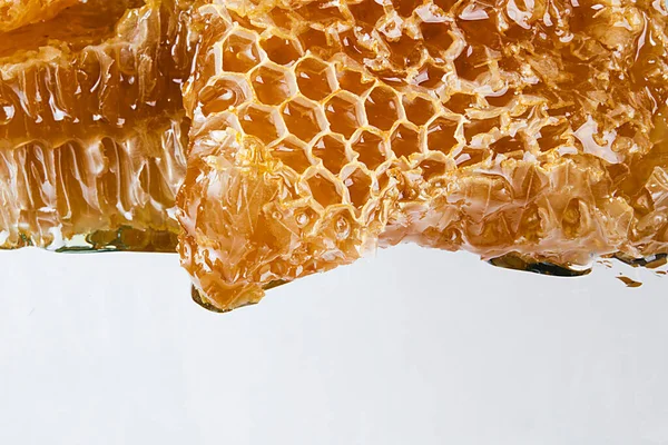 白いテーブルの上に有機蜂蜜と蜂蜜の作品 — ストック写真