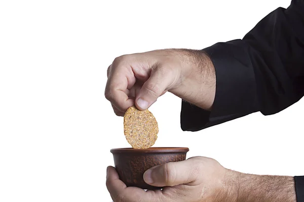 Rogge Chips Hand Van Een Mannelijke Chef Kok — Stockfoto