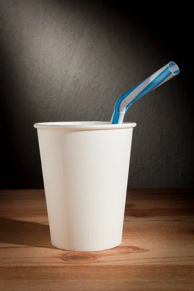 Fehér Papír Csésze Műanyag Szalma Asztalon — Stock Fotó
