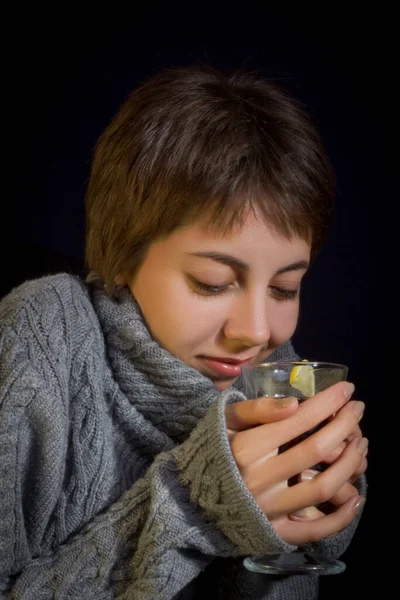 Ung Kvinna Tröja Med Varm Drink — Stockfoto