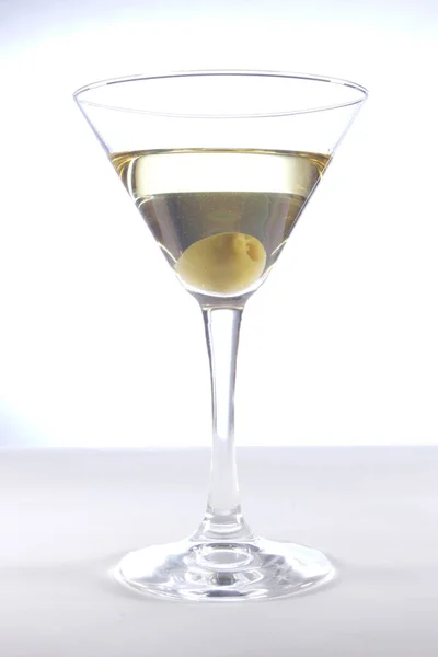 Glas Met Martini Olijf Een Witte Achtergrond — Stockfoto