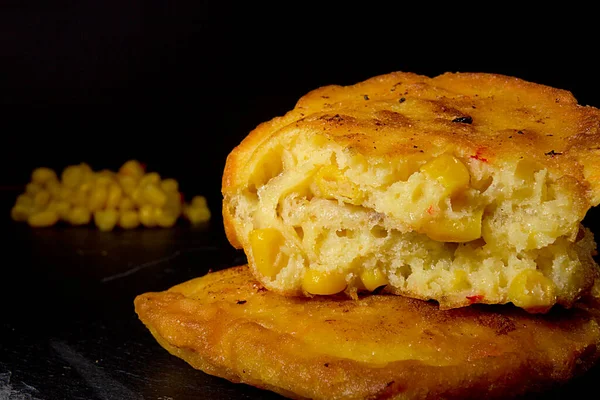 Kaputte Mais Pfannkuchen Aus Nächster Nähe Auf Schwarzem Hintergrund — Stockfoto