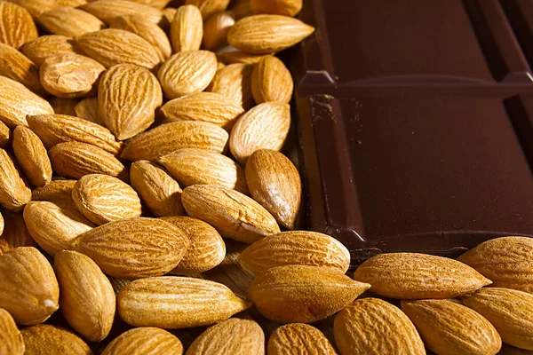 Torkade Mandelnötter Och Mörk Choklad — Stockfoto