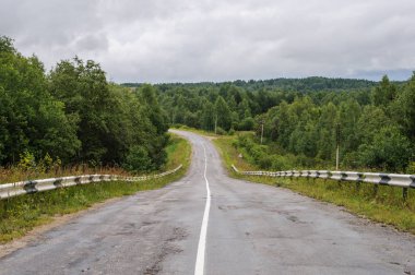 Eski düzensiz yol yalak asfalt orman, Kuzey Rusya, yaz saati