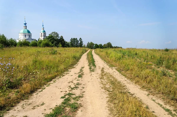 Landschaft Mit Kirche Und Feldweg Durch Die Wiese Sonniger Sommertag — Stockfoto