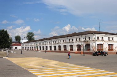 Yuriev-Polsky, Rusya-15 Temmuz 2018: Meydanı, eski Rus şehri, Yuriev-Polsky, Vladimir Bölgesi. Eski ticari yapılar.