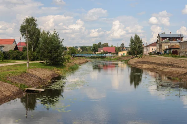 Koloksha 川の古代ロシア語町のユーリエフ ポリスキー ウラジミール地域 ロシア 晴れた夏の日 — ストック写真