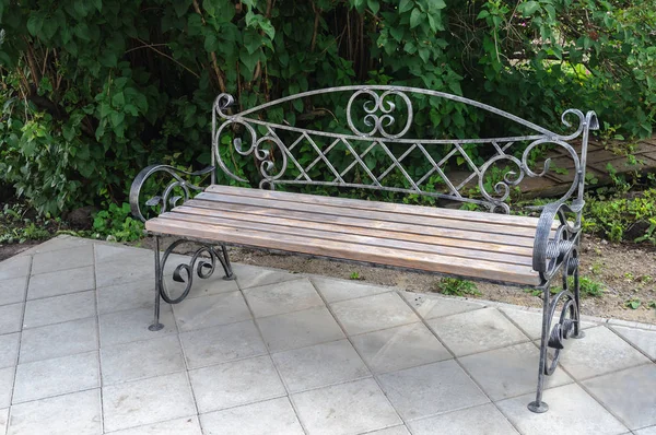 夏の時間で美しい金属のベンチ — ストック写真