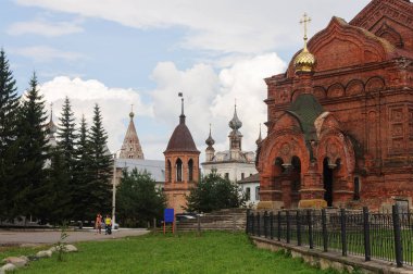 Yuriev-Polsky, Rusya-15 Temmuz 2018: Trinity Kilisesi ve eski Archangel Michael manastır