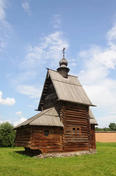 古代木造教会のセント ジョージ 1718 ユーリエフ ポリスキーのロシアの町で — ストック写真