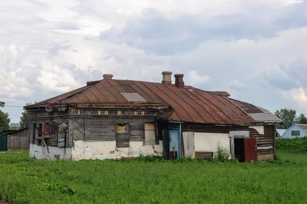 Παλιό Εγκαταλελειμμένο Σπίτι Ξύλινο Στη Μικρή Ρωσική Πόλη — Φωτογραφία Αρχείου