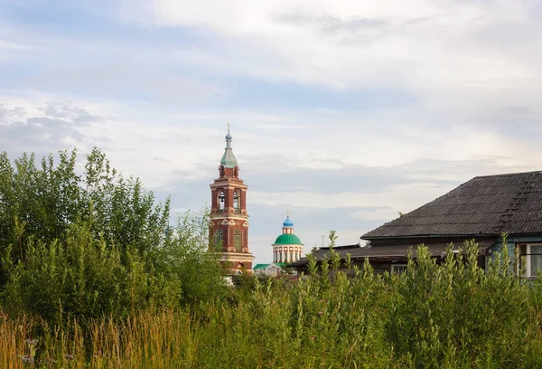 Blick Auf Die Kirche Mit Glockenturm Der Kleinen Russischen Stadt — Stockfoto