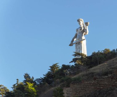Tiflis, Gürcistan - 13 Ekim 2017: Anıt anne Gürcistan (Kartlis Deda) Gürcü heykeltraş Elguca Amaşukeli tarafından. Sololaki tepe üzerinde 1958 yılında inşa.