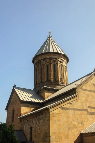 格鲁吉亚第比利斯的古教堂 蓝天背景 — 图库照片