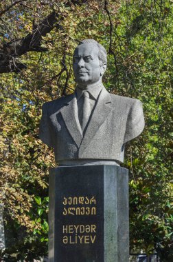 Tiflis, Gürcistan - 14 Ekim 2017: Anıt Haydar Aliyev - Azerbaycan Devlet Başkanı. Tiflis Abanotubani bölge.