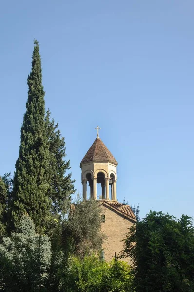 Tbilisi Grúzia Régi Keresztény Templom Harangláb Cypress Kék Háttér — Stock Fotó