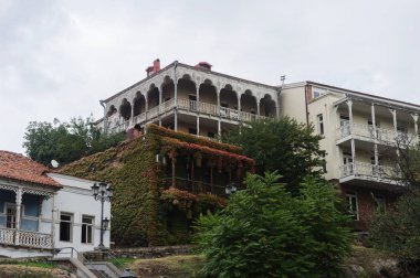 Tiflis merkezi Baratashvili sokakta bir tepe üzerinde eski binalar