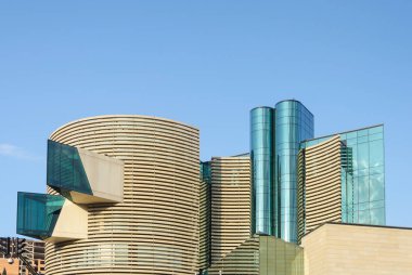 Tiflis, Gürcistan - 14 Ekim 2017: Modern ofis Yaqubun mavi gökyüzü arka plan üzerinde Binası