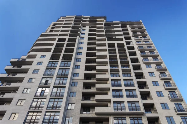 Edificio Residencial Moderno Recién Erigido Tiflis Sobre Fondo Cielo Azul —  Fotos de Stock