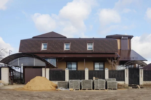 Hermosa Casa Ladrillo Suburbano Con Gran Mansarda Construcción —  Fotos de Stock